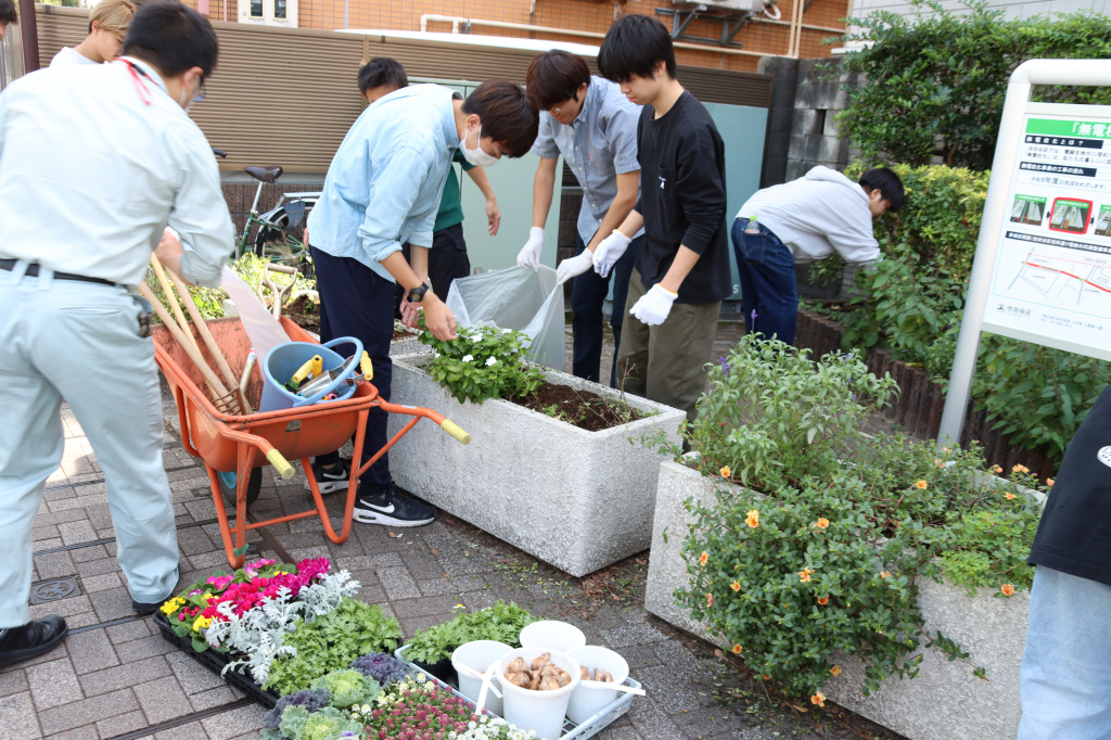 まちづくり学系で世田谷キャンパス周辺のプランターへの花苗植え込みを行いました